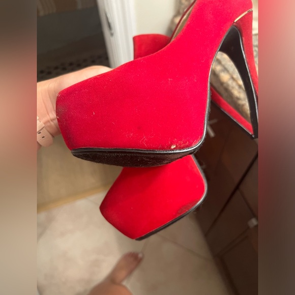 Red High Heels - Picture 4 of 9